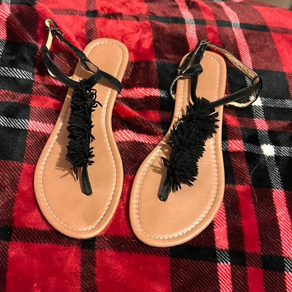Black and tan frilly sandals: Size 8 - Picture 1 of 3